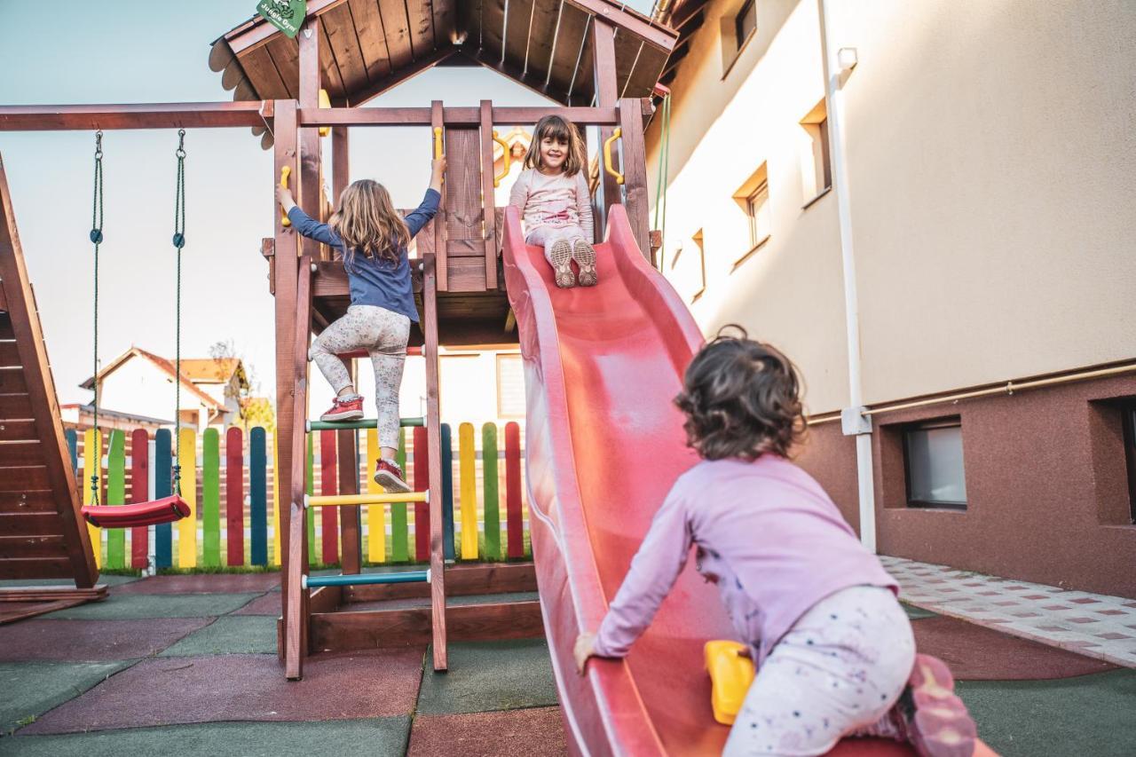Roots Villa Redwood Braşov Eksteriør billede